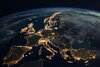 una-vista-notturna-dell-europa-dallo-spazio-con-le-luci-della-citta_410516-38855.jpg